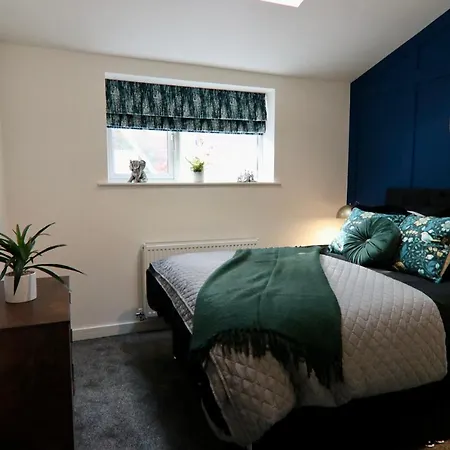 Boutique 5 Bed On Birdwell Road - Free Parking