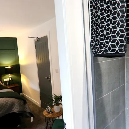 Boutique 5 Bed On Birdwell Road - Free Parking *