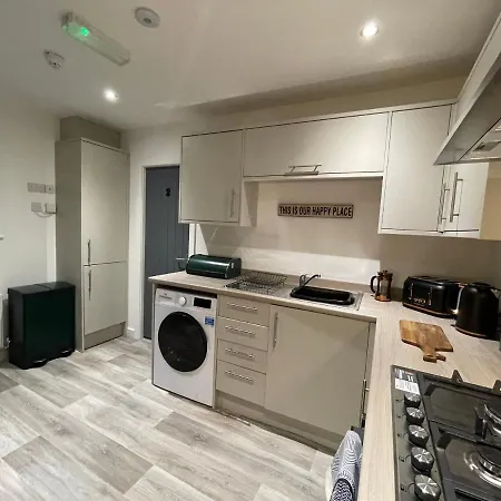 Boutique 5 Bed On Birdwell Road - Free Parking *