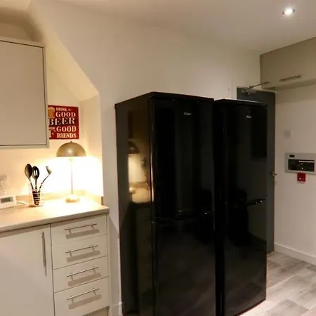 Boutique 5 Bed On Birdwell Road - Free Parking *