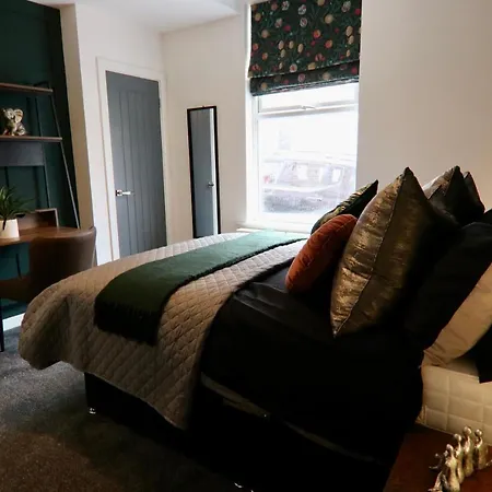Boutique 5 Bed On Birdwell Road - Free Parking *