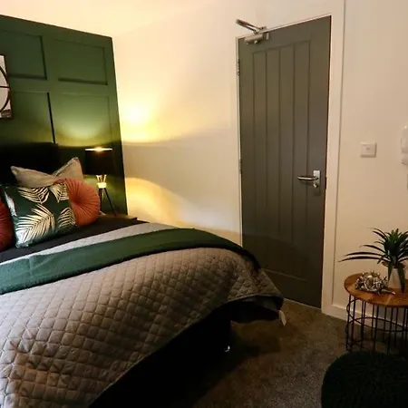 Boutique 5 Bed On Birdwell Road - Free Parking