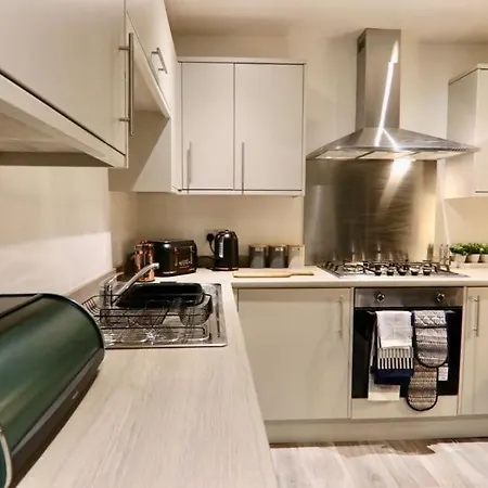 Boutique 5 Bed On Birdwell Road - Free Parking